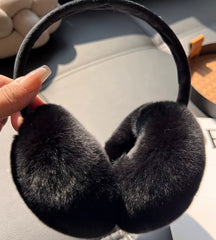 protetor de orelha preto feminino com design sofisticado e toque aveludado, perfeito para dias frios e looks versáteis