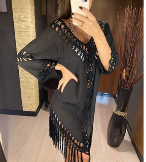 saída de praia curta e detalhes em renda estilo boho chic preto lado em provador
