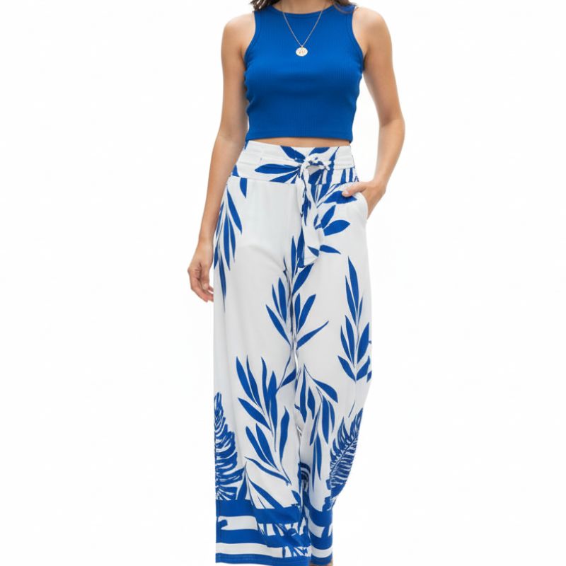 Saia longa feminina branca com estampa de folhagens em azul.