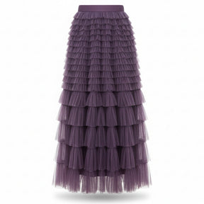 Saia longa feminina de tule lilas com camadas de babados fluidos isolada em fundo branco