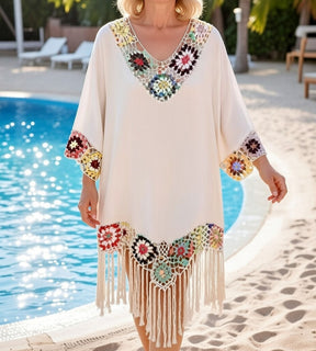 Saída de praia feminina em crochê floral com caimento leve cor bege
 