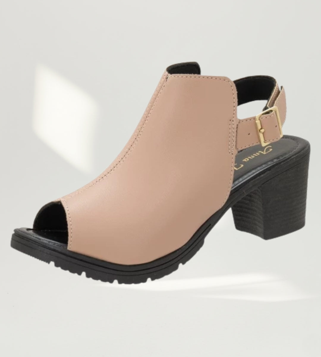 sandália feminina nude com salto grosso e solado tratorado, elegante e perfeita para looks versáteis