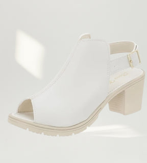 sandália feminina off white com salto grosso e solado tratorado, estilo moderno e conforto para o dia a dia