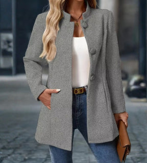 sobretudo feminino cinza com corte estruturado e caimento elegante, perfeito para composições modernas e versáteis