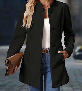 sobretudo feminino preto em lã batida com gola estruturada e botões frontais, ideal para looks sofisticados de inverno