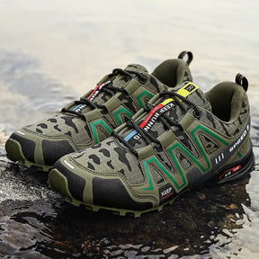 Tênis adventure unissex verde camuflado em vista lateral com design esportivo.