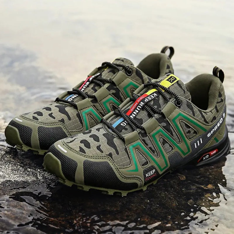 Tênis adventure unissex verde camuflado em vista lateral com design esportivo.
