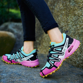 Tênis adventure unissex verde com design esportivo para caminhadas.