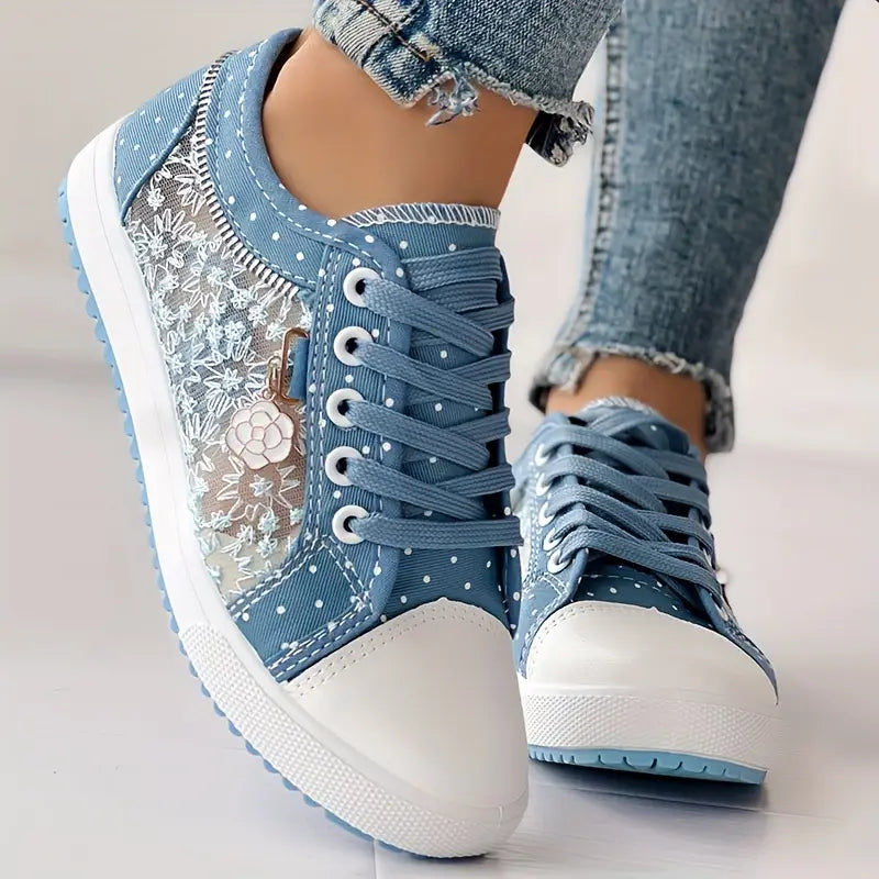 Tenis feminino em renda floral azul com solado de borracha branco isolado em fundo branco