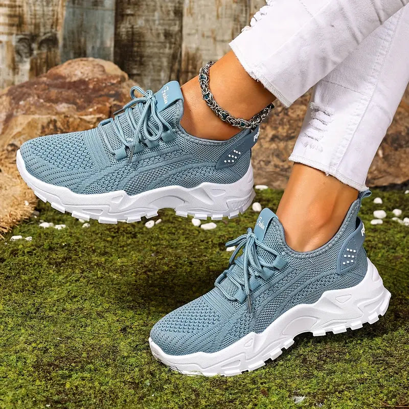 Tênis feminino confortável azul em close
