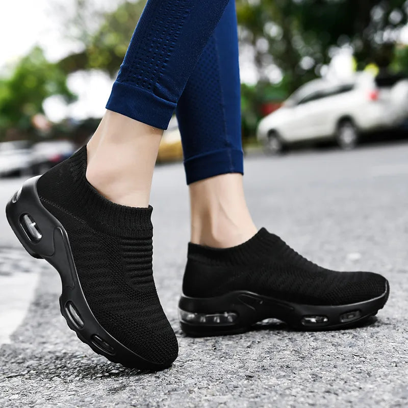 tenis preto comfort knit com malha elasticada