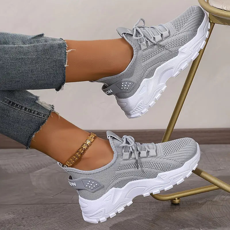 detalhe-knit-tenis-urban-comfort-cinza-superficie-texturizada.jpg