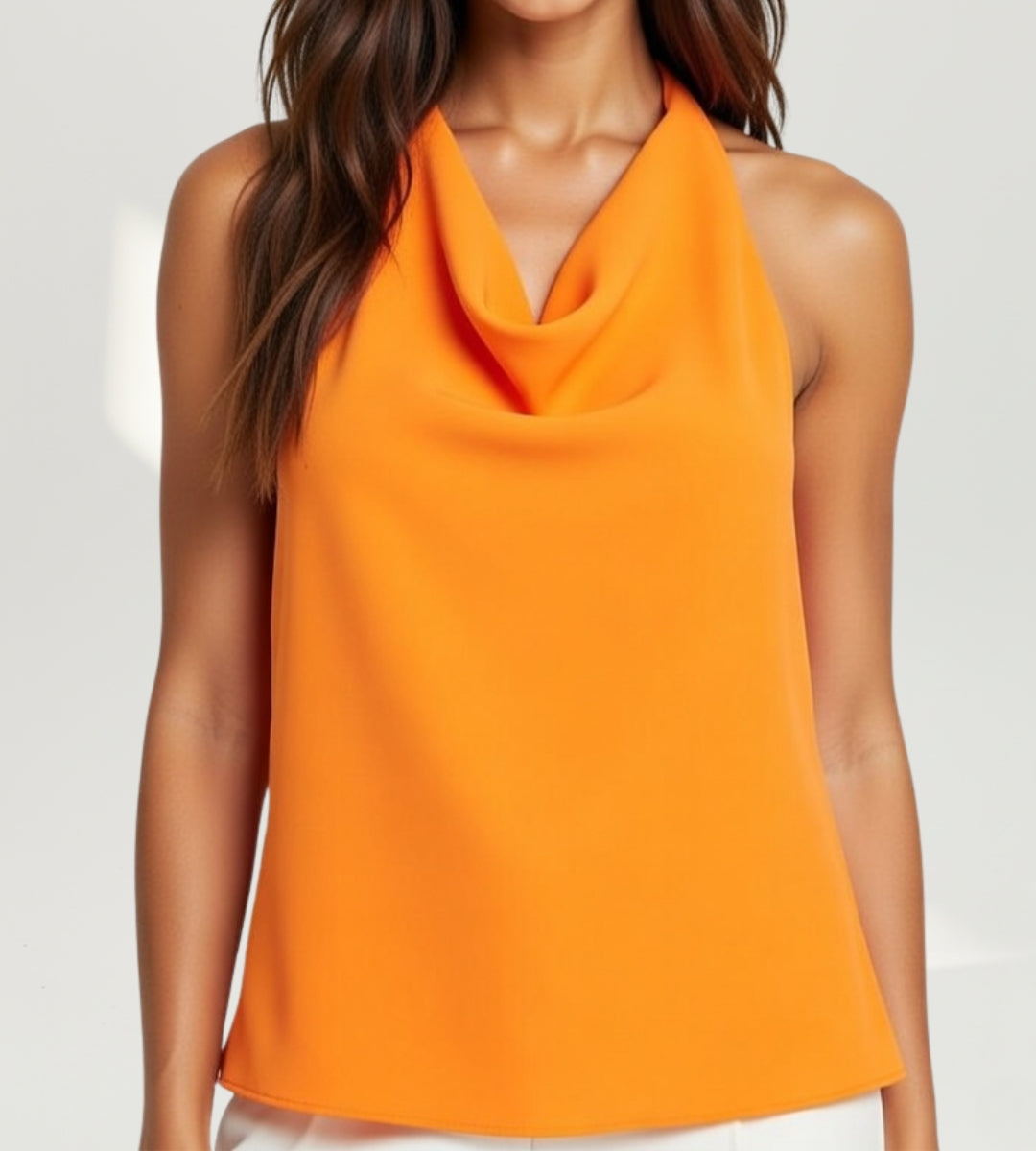 Mulher vestindo top halter de cetim laranja solar com decote degage drapeado modelo Valencia