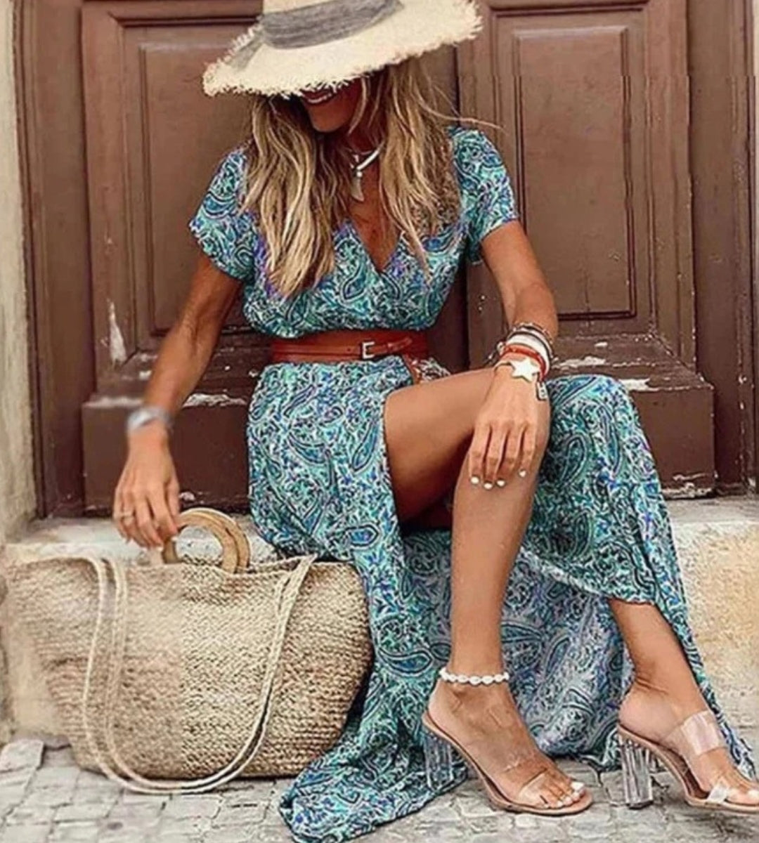 Composição de moda resort com o vestido azul exclusivo da marca Saybeleze.