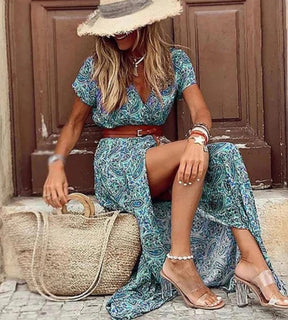 Composição de moda resort com o vestido azul exclusivo da marca Saybeleze.