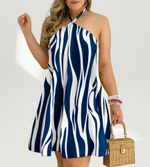 Modelo de frente com o vestido curto azul em estampa animal print zebra estilizada.