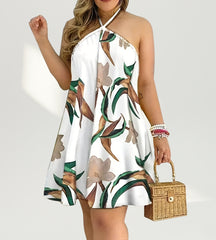 Mulher usando o vestido curto floral em fundo branco com estampa de flores coloridas.