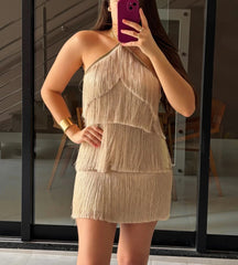 Modelo de frente usando o Vestido Curto Saint-Tropez dourado com franjas em camadas e brilho metálico.