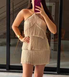 Modelo de frente usando o Vestido Curto Saint-Tropez dourado com franjas em camadas e brilho metálico.