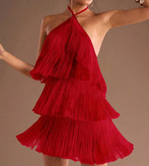 Modelo usando o vestido vermelho Saint-Tropez com cascata de franjas e design sofisticado.