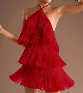 Modelo usando o vestido vermelho Saint-Tropez com cascata de franjas e design sofisticado.
