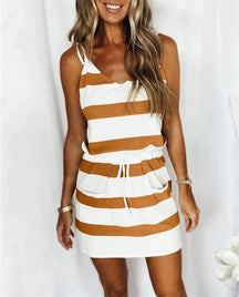 Vestido feminino listrado de alcas finas com bolsos frontais e cordao isolado em fundo branco