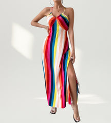Vista frontal do vestido vermelho com decote profundo V e alças finas em cenário  