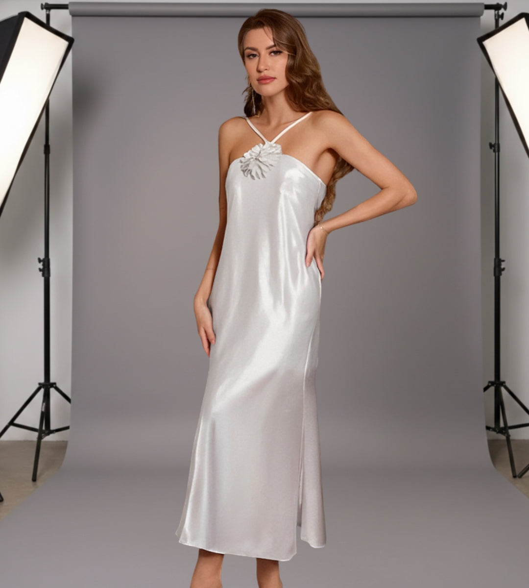 Mulher vestindo vestido longo ornamental com cinto de rafia modelo Granada em vista frontal