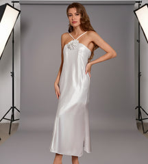 Mulher vestindo vestido longo ornamental com cinto de rafia modelo Granada em vista frontal