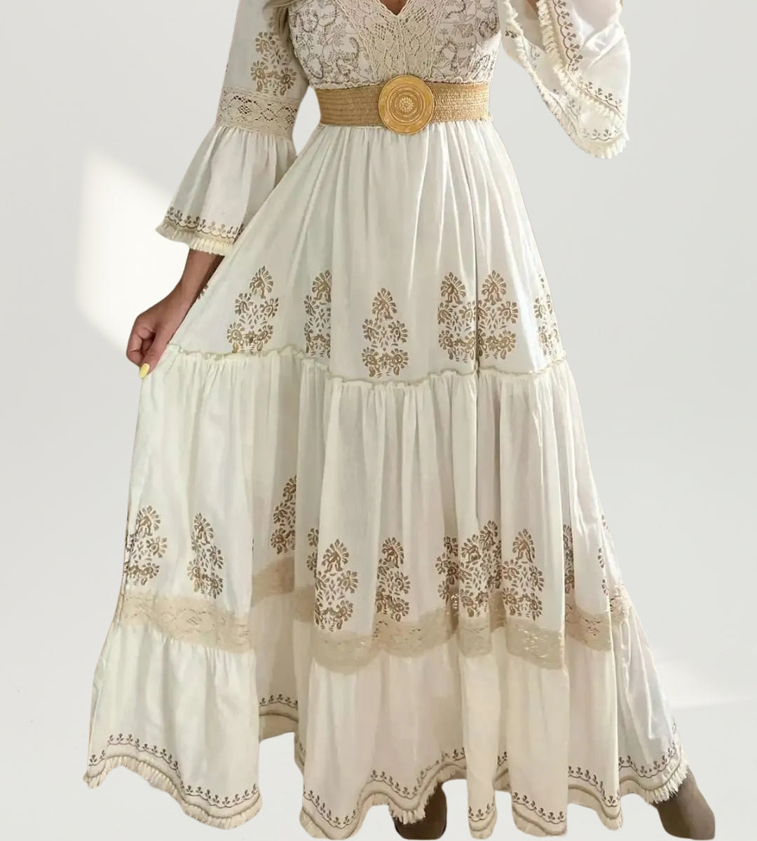 Mulher usando o Vestido Longo Valência off-white com estampas ornamentais em ambiente ensolarado de jardim.