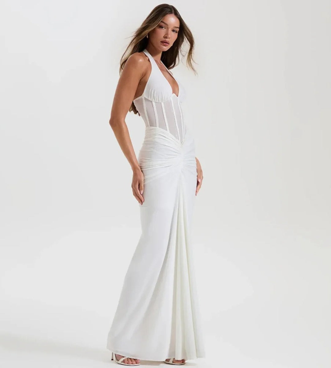 alt="Vestido Feminino Longo Glam Essence com modelagem glamourosa ideal para usar com salto em eventos formais"
