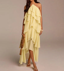 Mulher vestindo vestido longo amarelo manteiga frente única com babados em camadas