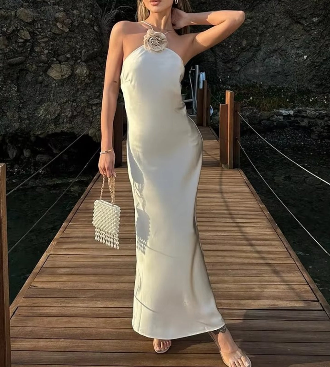 Vestido feminino longo com estampa ornamental andaluza e cinto de rafia isolado 