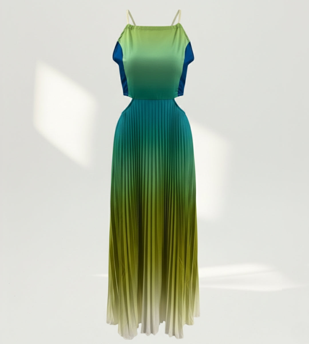 Vestido longo feminino plissado em tecido fluido com efeito degrade ombré isolado em fundo branco