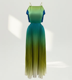 Vestido longo feminino plissado em tecido fluido com efeito degrade ombré isolado em fundo branco