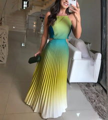 Mulher vestindo vestido longo plissado com degradê em tons verde e amarelo modelo Marbella em vista frontal