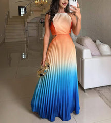 Modelo posando com o vestido longo Marbella em degradê laranja e azul com brilho acetinado.