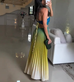Visao traseira do vestido evidenciando o design backless de costas nuas com amarracao delicada
