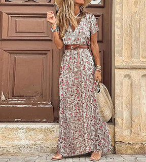 Mulher posando com o vestido longo vermelho Sevilla exibindo o movimento fluido da saia.