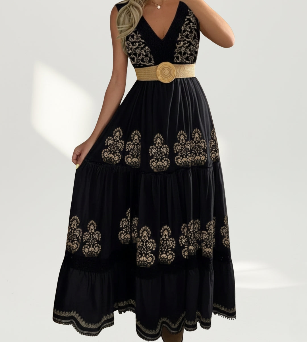 Modelo usando o Vestido Longo Valência preto com estampa ornamental dourada na barra e decote em V.