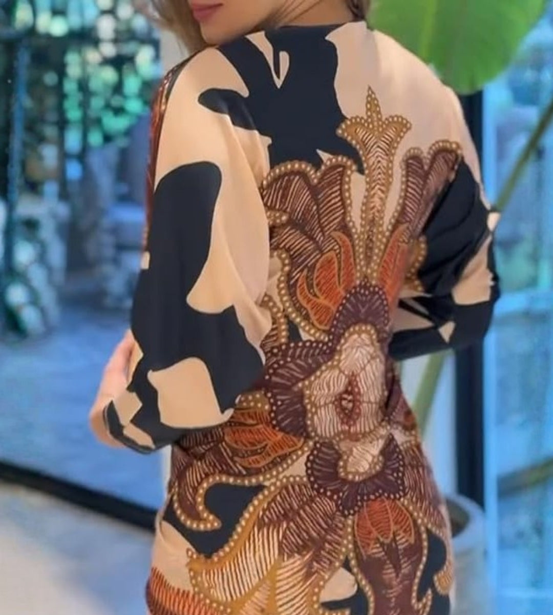 vestido midi com design sofisticado nas costas