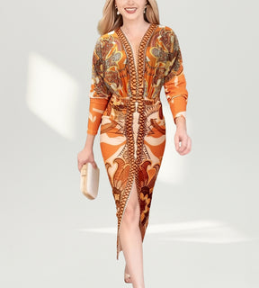 Mulher vestindo vestido midi estampado em tons de laranja e marrom com decote V e fenda frontal