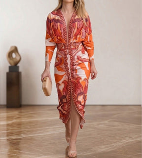 Mulher vestindo vestido midi estampado manga longa com decote V e fenda