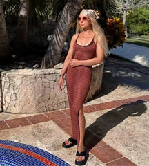 Vestido longo Capri com fenda alta e caimento fluido para moda resort frente castanho