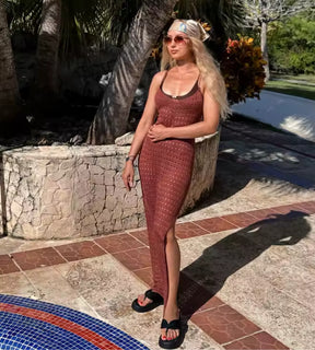 Vestido longo Capri com fenda alta e caimento fluido para moda resort frente castanho