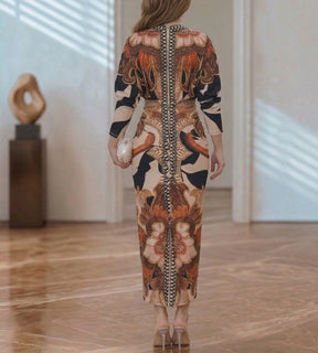 Visão traseira do vestido midi estampado destacando o caimento elegante ajustado ao corpo