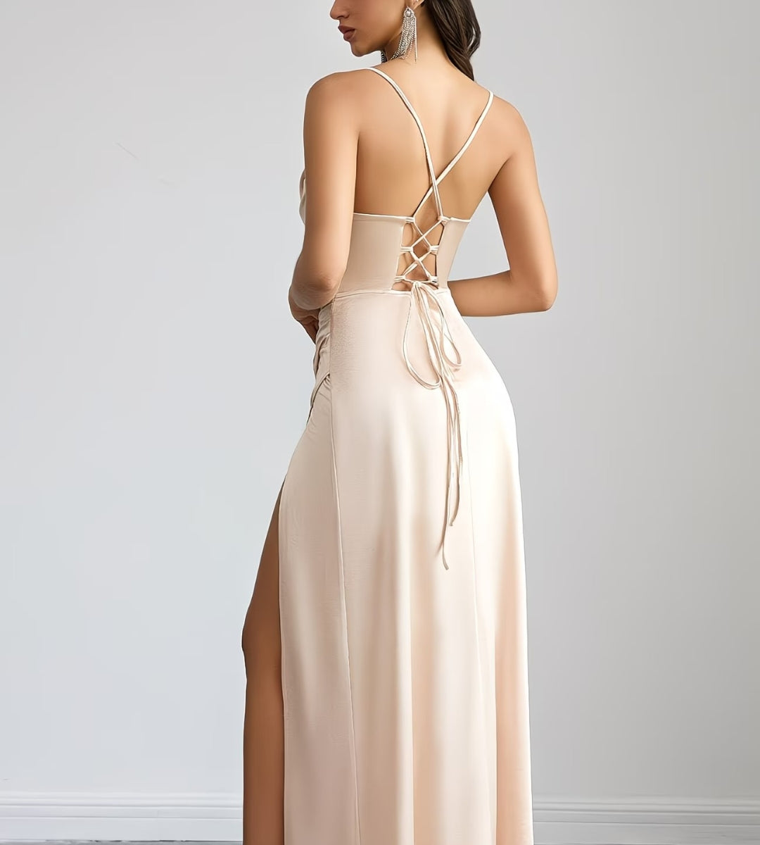 Vestido longo feminino dourado em cetim com fenda alta e caimento perfeito
 de costas