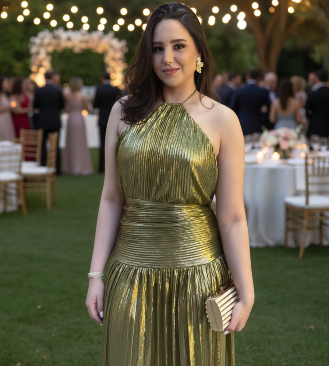 vestido dourado feminino com fenda sensual