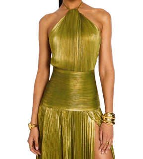 vestido dourado feminino com fenda sensual em detalhes