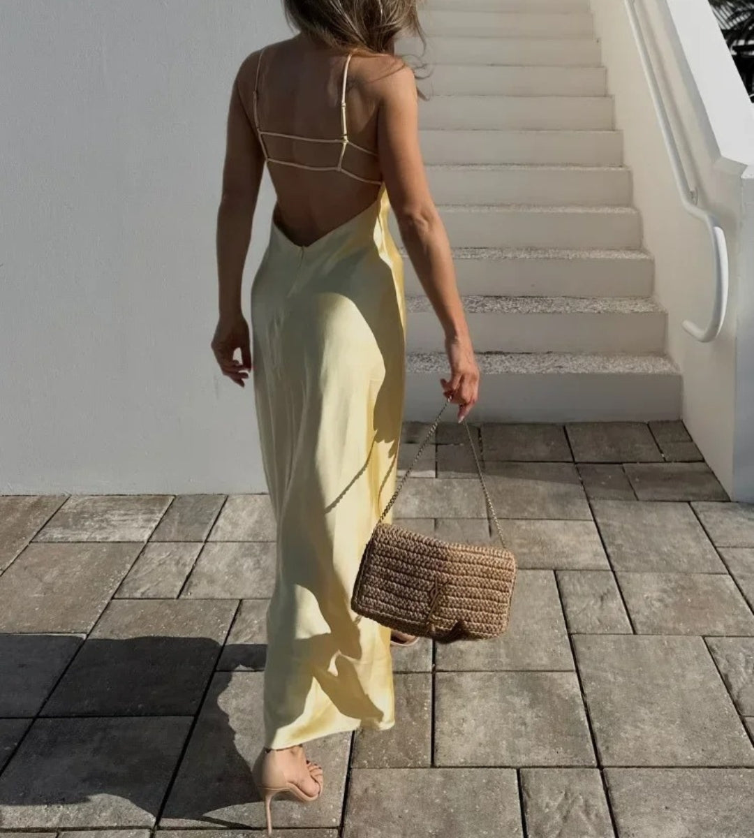 Vestido feminino acetinado amarelo com toque de seda e modelagem fluida
 de costas